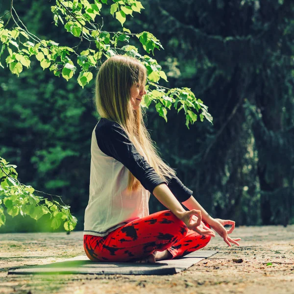 Positive Junge Frau Beim Meditieren Freien — Stockfoto