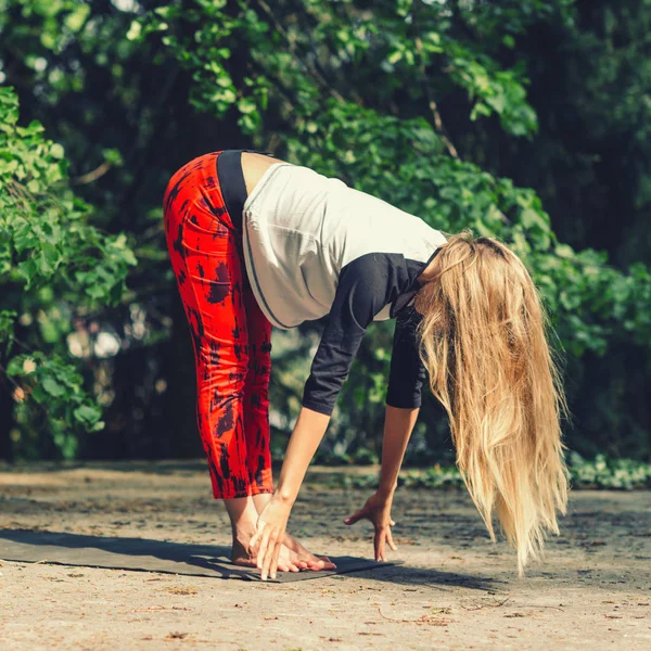 Atractiva Mujer Rubia Haciendo Yoga Aire Libre —  Fotos de Stock