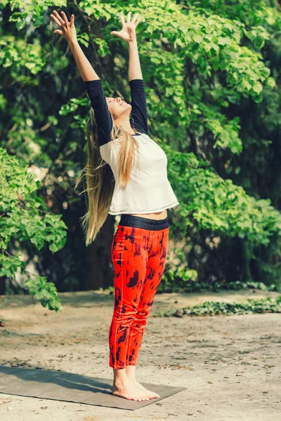 Attraktiv Blond Kvinna Gör Yoga Utomhus — Stockfoto