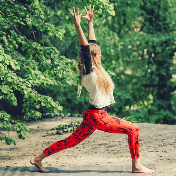 Attraente Donna Bionda Che Yoga All Aperto — Foto Stock