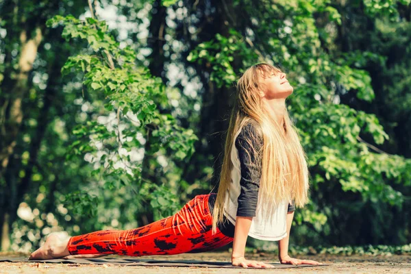 Attraktiv Blond Kvinna Gör Yoga Utomhus — Stockfoto