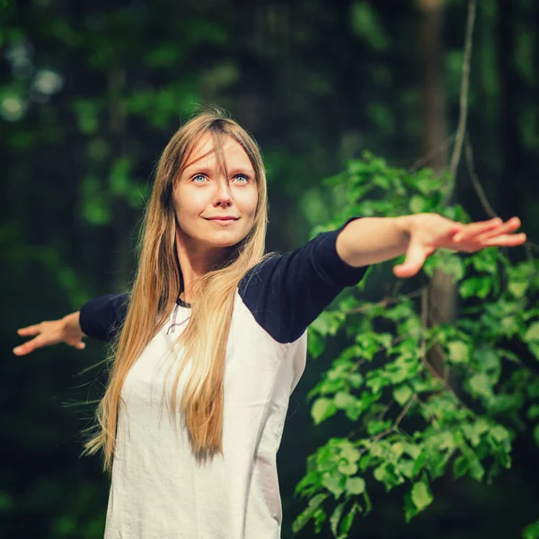 Hermosa Joven Haciendo Yoga Parque —  Fotos de Stock