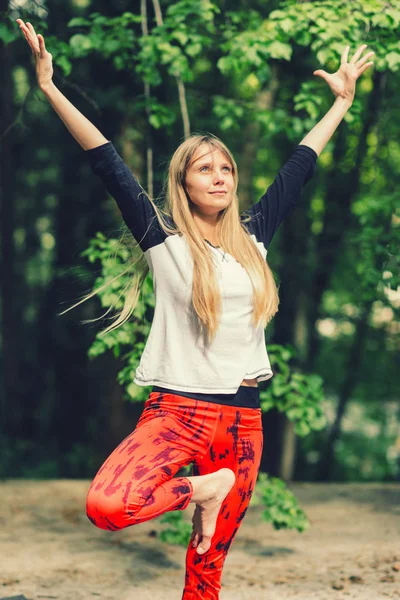 Vacker Ung Kvinna Som Gör Yoga Parken — Stockfoto