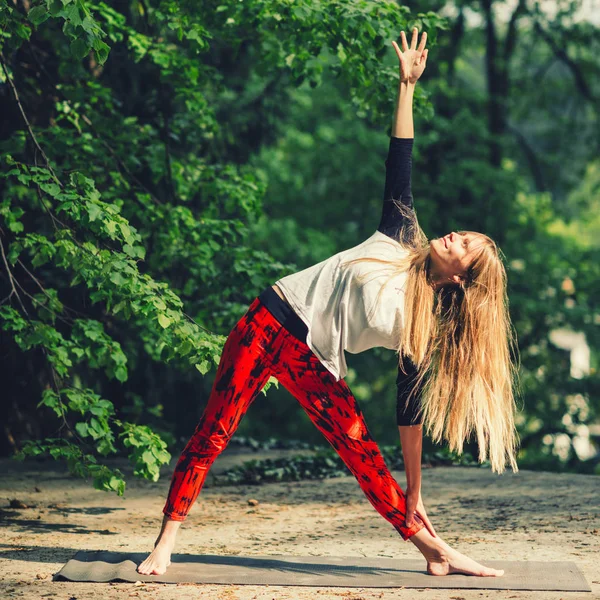 Hübsche Junge Frau Macht Yoga Park — Stockfoto