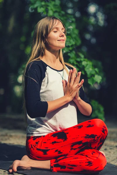 Mujer Joven Positiva Haciendo Yoga Aire Libre —  Fotos de Stock