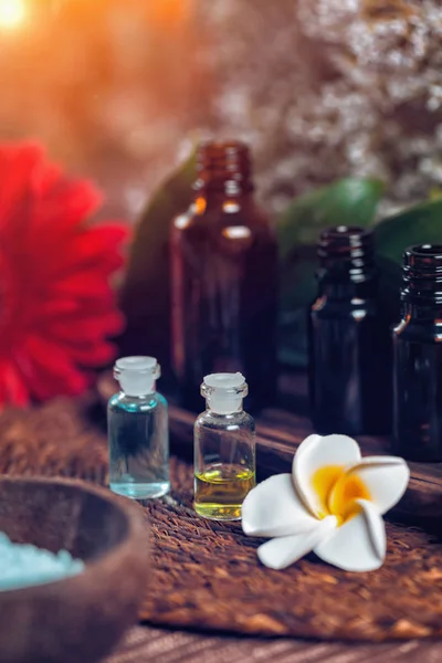 Aromatherapie Vertikale Zusammensetzung Mit Transparenten Aromatherapie Flaschen Gefüllt Mit Blauen — Stockfoto