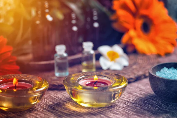 Aromatherapie Samenstelling Met Rode Kaarsen Flessen Gevuld Met Licht Blauwe — Stockfoto