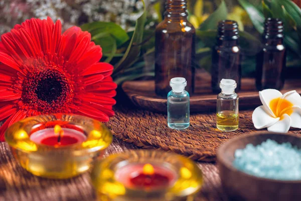 Aromatherapie Komposition Mit Roten Kerzen Flaschen Gefüllt Mit Hellblauen Und — Stockfoto