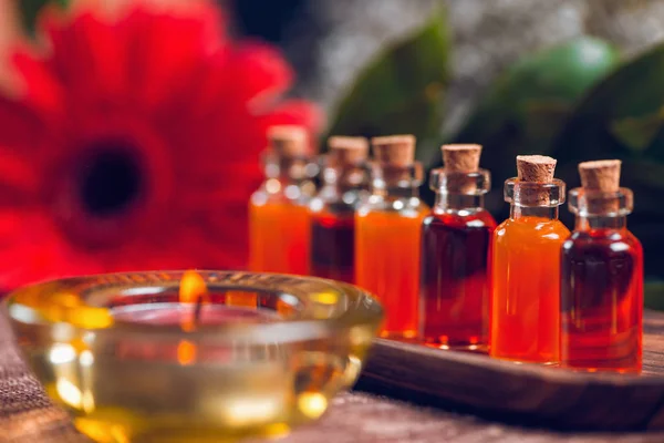 Aromatherapie Relax Konzept Mit Transparenten Flaschen Gefüllt Mit Roten Und — Stockfoto