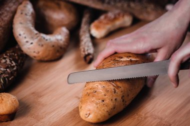  Ekmek Dilimleme kişinin yakın çekim