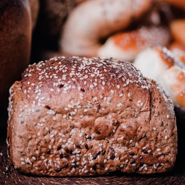 Pão Escuro Com Gergelim Conceito Alimentação Saudável — Fotografia de Stock