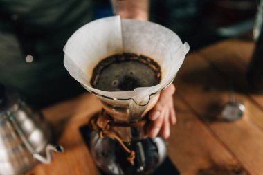 Barista kahve filtre kahve ve çay hazırlama, yakın çekim. 