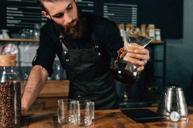 Genç erkek barista filtre kahve makinesi arıyorum. Karanlık üniforma.   