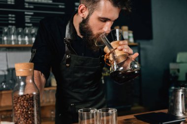Barista kokulu filtre kahve. Karanlık üniforma.