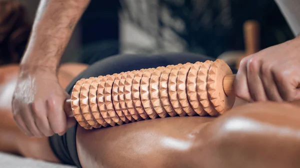 Primer Plano Celulitis Celulitis Masaje Mano Terapia Madero Con Rodillo — Foto de Stock