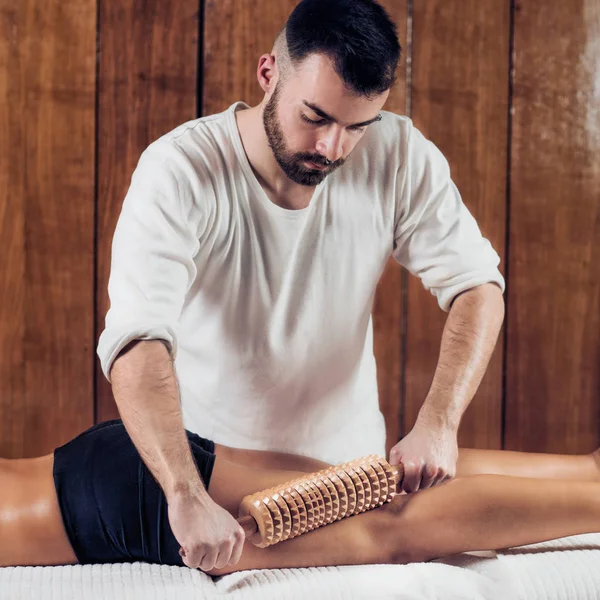 Närbild Terapeuten Gör Celluliter Madero Terapi Massage Med Trä Kavel — Stockfoto