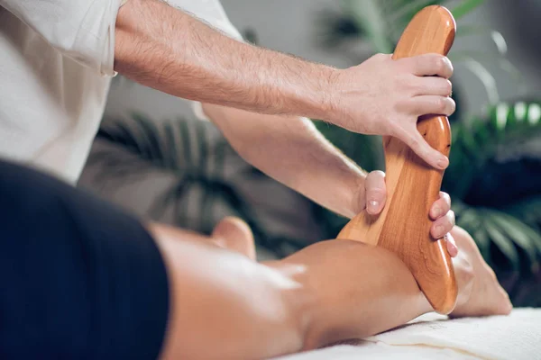 Primer Plano Del Terapeuta Haciendo Masaje Terapia Madero Anticelulítica Joven — Foto de Stock