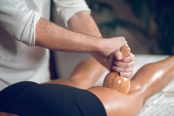 Primer Plano Masaje Terapia Madero Celulitis Atractiva Joven Deportiva Acostada — Foto de Stock