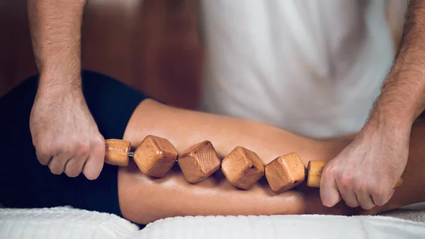 Terapeuta Haciendo Masaje Terapia Madero Contra Celulitis Atractiva Joven Deportista — Foto de Stock