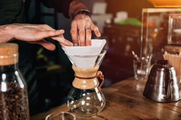 Zavřete Obrázek Filtrovanou Kávu Barista Ruce Barista Tetovaný Zbraně Tmavé — Stock fotografie