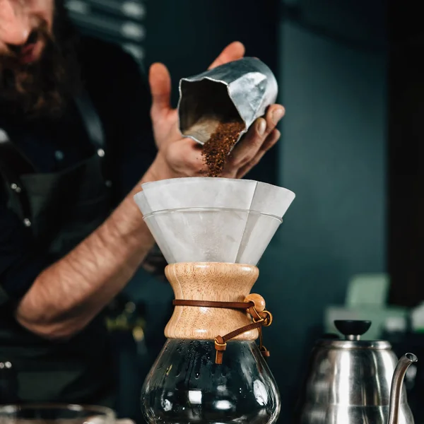 Zblízka Mladý Muž Barista Nalévání Kávy Filtru Kávovar Barista Tetovaný — Stock fotografie