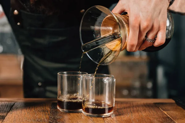 Barista Twee Chemex Koffie Gieten Gereedschappen Werktuigen Voor Het Maken — Stockfoto