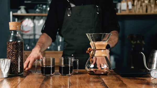 Oříznout Obrázek Barista Stojící Barem Tmavé Uniformě Dvě Skleněné Hrnky — Stock fotografie