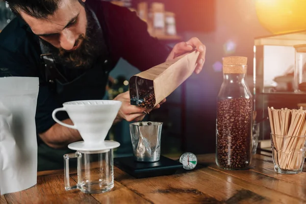 Primer Plano Joven Barista Vertiendo Granos Café Vaso Medirlo Escala —  Fotos de Stock