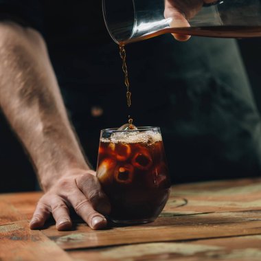 barmen dökme soğuk bira kahve