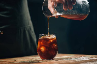 barmen dökme soğuk bira kahve