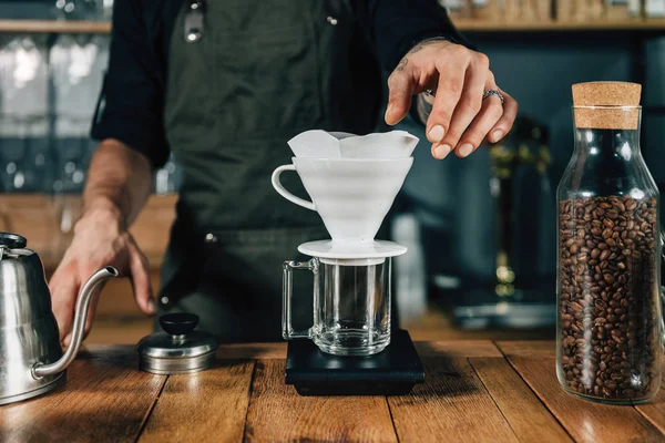 Manos Barista Macho Poniendo Filtro Blanco Gotero Cerámica Herramientas Equipos —  Fotos de Stock