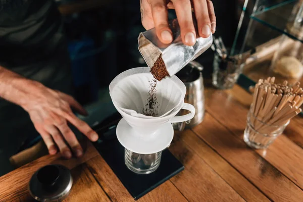 Close Van Een Jonge Mannelijke Barista Handen Koffie Gieten Keramische — Stockfoto