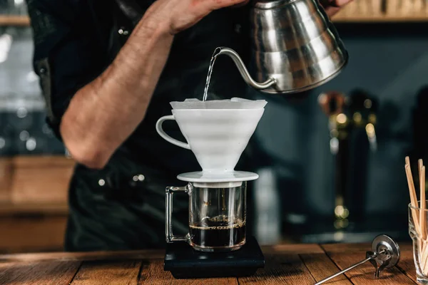 Imagen Cerca Joven Barista Que Vierte Agua Hirviendo Tetera Cafetera — Foto de Stock