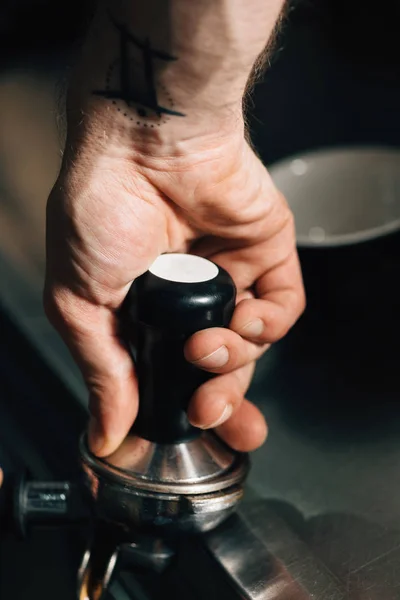 Close Beeld Van Barista Hand Drukken Koffie Met Behulp Van — Stockfoto
