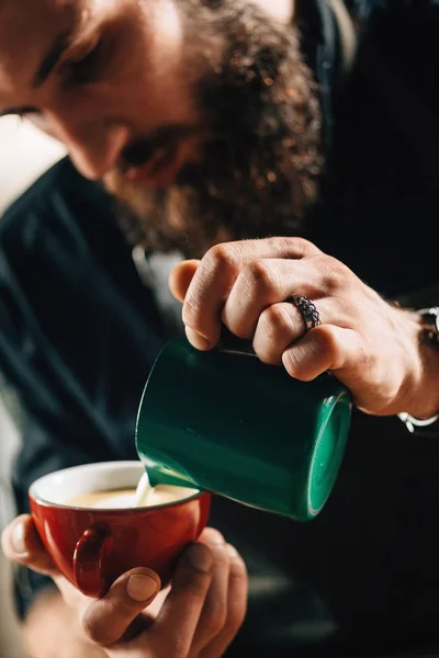 Barista Professionnel Versant Lait Cuit Vapeur Dans Une Tasse Café — Photo