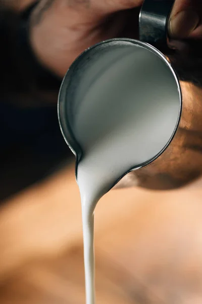 Närbild Baristas Hand Hälla Mjölk — Stockfoto