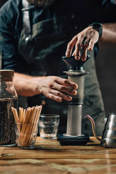 Függőleges Kép Barista Levegőben Sajtó Kávét Barista Tetovált Fegyvert Visel — Stock Fotó