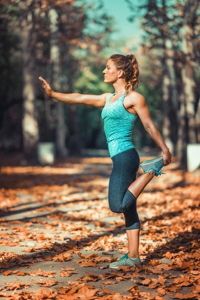 Frau Streckt Sich Park Herbst — Stockfoto