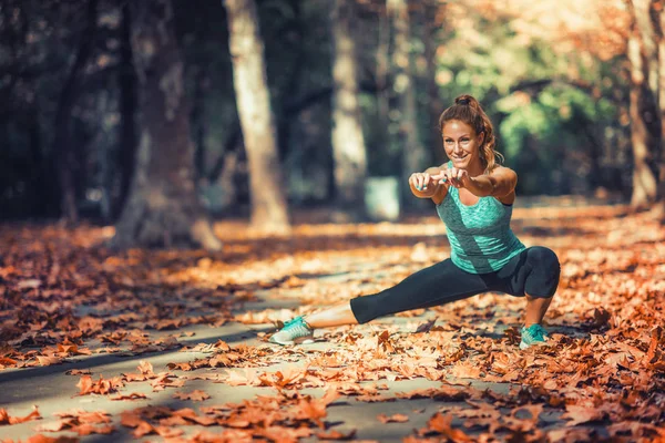 Mujer Estirándose Parque Otoño — Foto de Stock