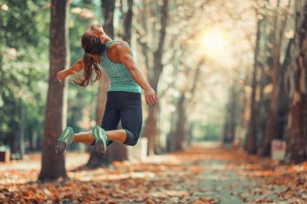 Frau Macht Sternsprung Herbst Öffentlichen Park — Stockfoto