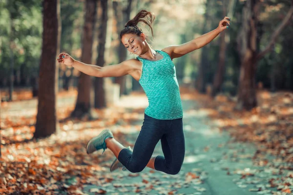 Женщина Прыгает Парашютом Улицу Осенью Общественном Парке — стоковое фото