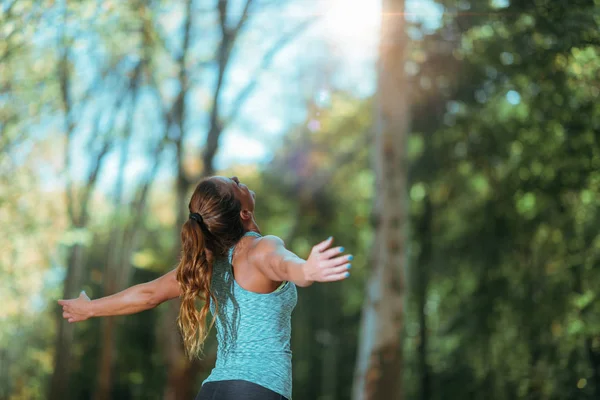 Frau Sportkleidung Steht Mit Offenen Armen Park — Stockfoto