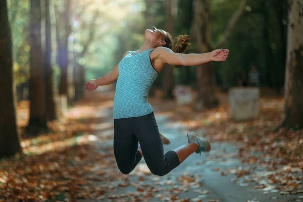 Женщина Прыгает Парашютом Улицу Осенью Общественном Парке — стоковое фото