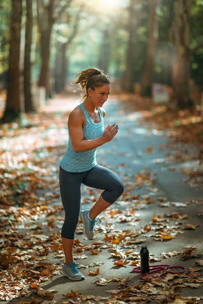 Mujer Haciendo Ejercicio Aire Libre Otoño Parque Público — Foto de Stock