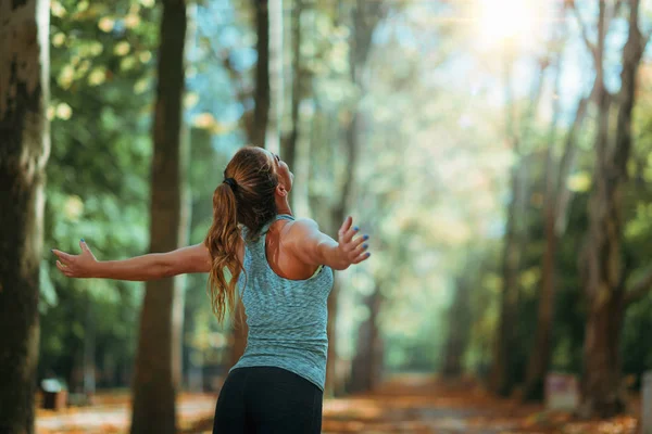 Vrouw Uitoefening Buitenlucht Herfst Met Opgeheven Armen — Stockfoto