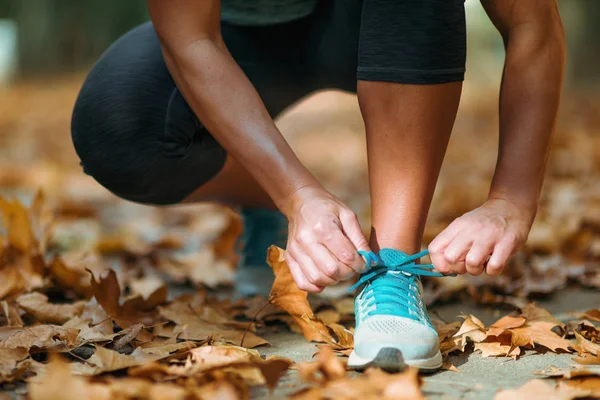 Mujer Arrodillarse Atar Zapato Parque — Foto de Stock