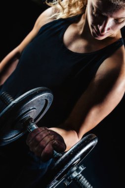 Güçlü kadın Ağırlık kaldırmayı kapat