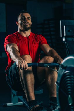 Eğitim çapraz. Adam kürek makine üzerinde egzersiz 