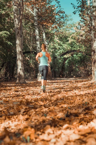 Mujer Corriendo Parque Público Otoño — Foto de Stock