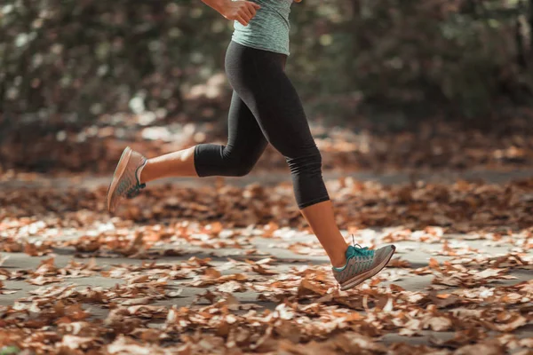 Frau Joggt Herbst Öffentlichen Park — Stockfoto